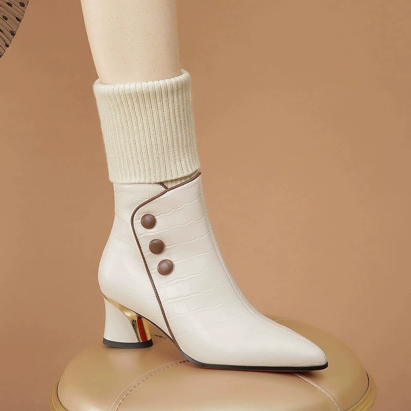 Острые тонкие сапоги женские белые шерстяные трубочки короткие сапоги женские 2024 новые толстые каблуки на низком каблуке с бархатом теплые средние сапоги