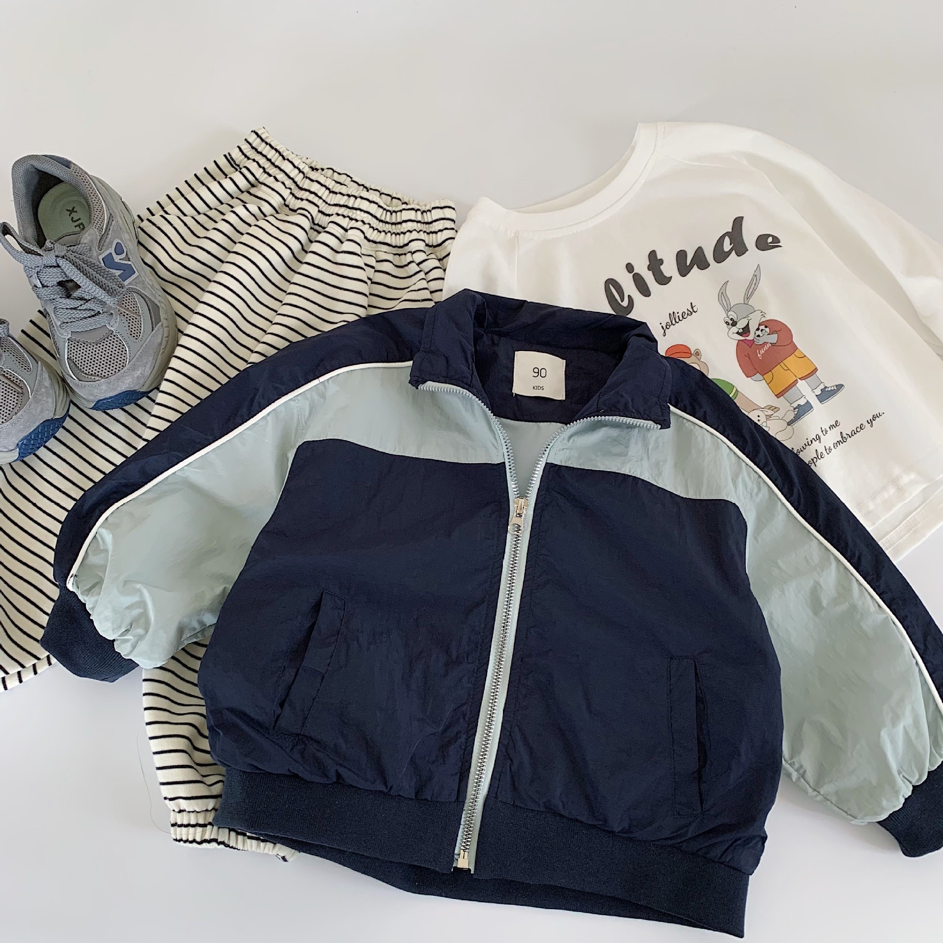 Mai Bao chaqueta infantil 2025 otoño nuevo estilo coreano chaqueta de color para niños y niñas chaqueta de tela para bebés ropa interior para niños