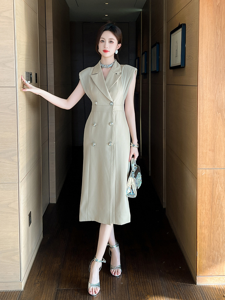 Đầm blazer nữ phong cách Anh cổ vest ve, dáng dài, cúc hai hàng, ôm eo — Màu camel
