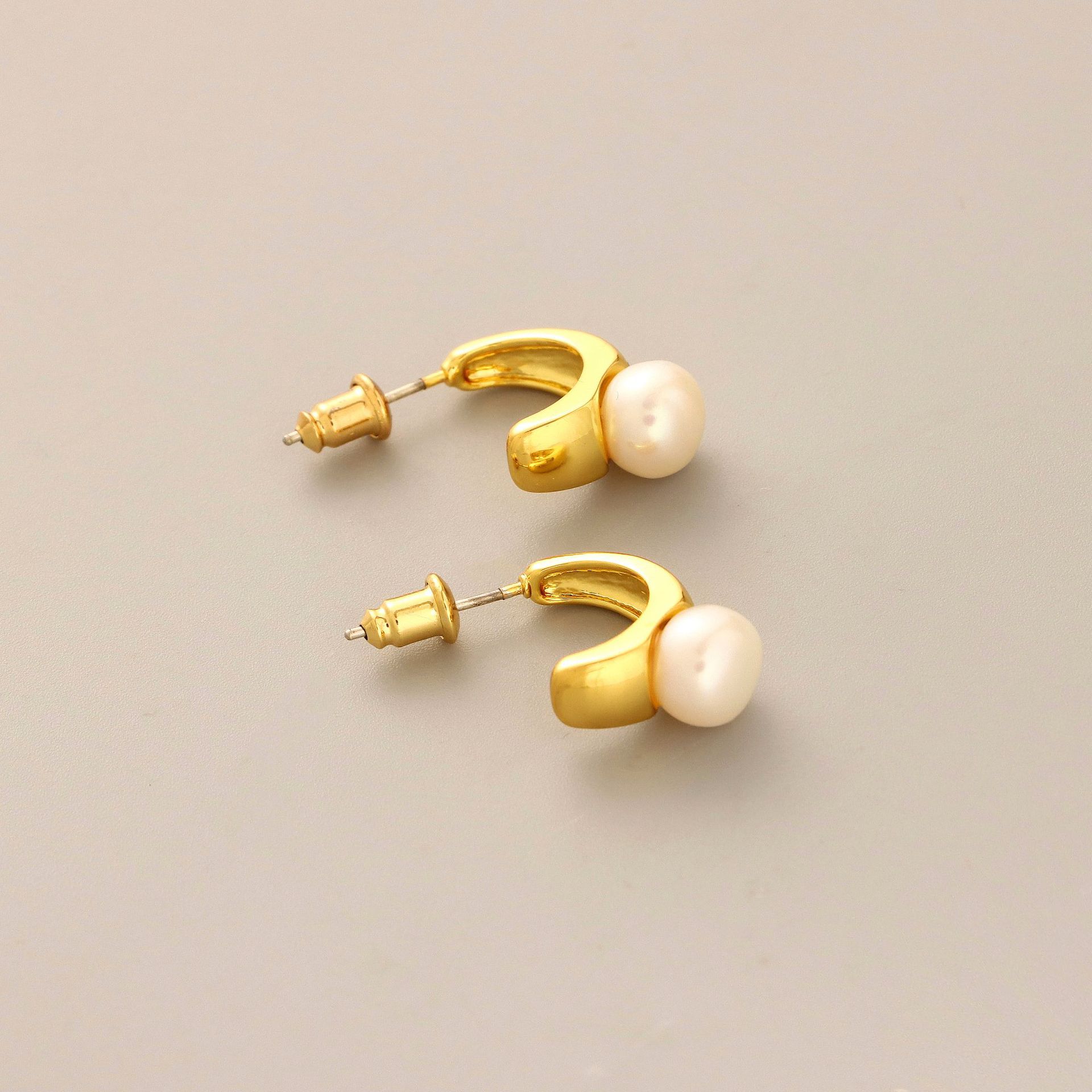 Simple Style C Shape Geometric Copper Gold Plated Pearl Ear Studs 1 Pair