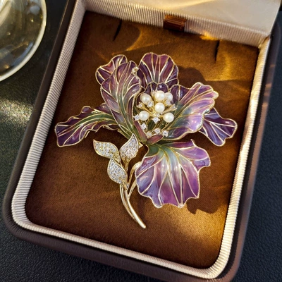 and Sophisticated Brooch, Yaxa sancaqları