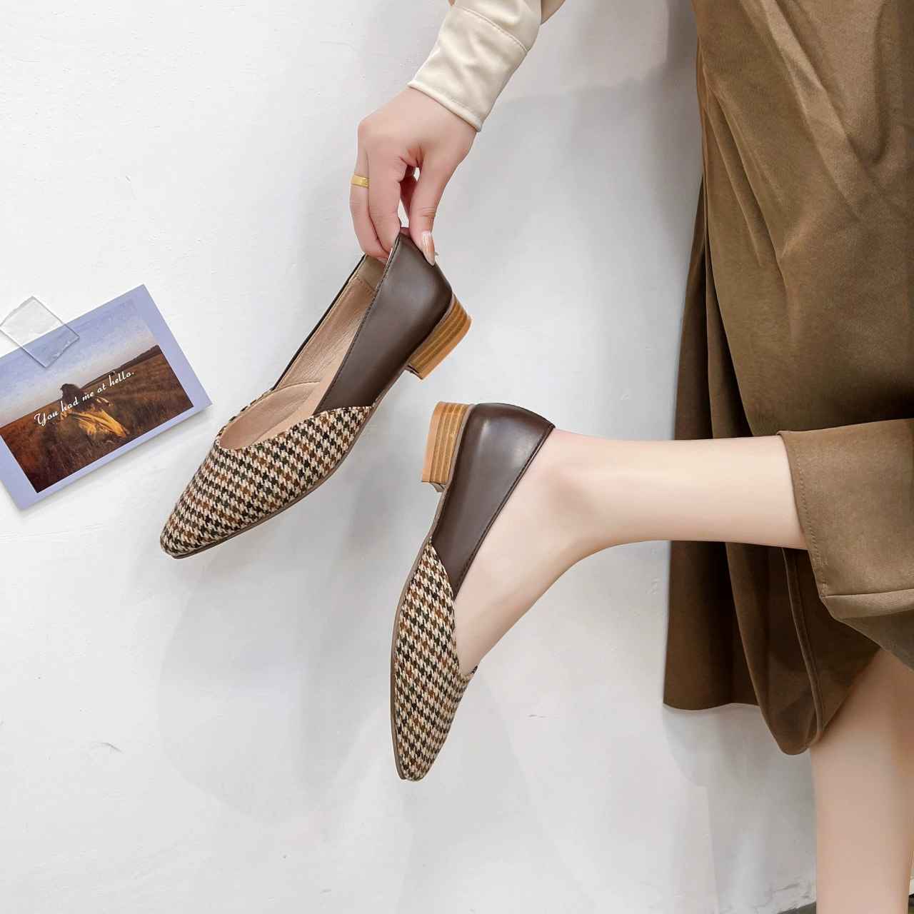 Низкий каблуки заостренный тысяча птиц один педаль модная обувь женская 2024 новая миланская ветреная светлая цветная обувь Lefu