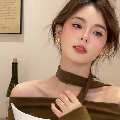 Korean popular metallic camellia earrings for women, high-end design three-dimensional opal flower earrings, stud earrings