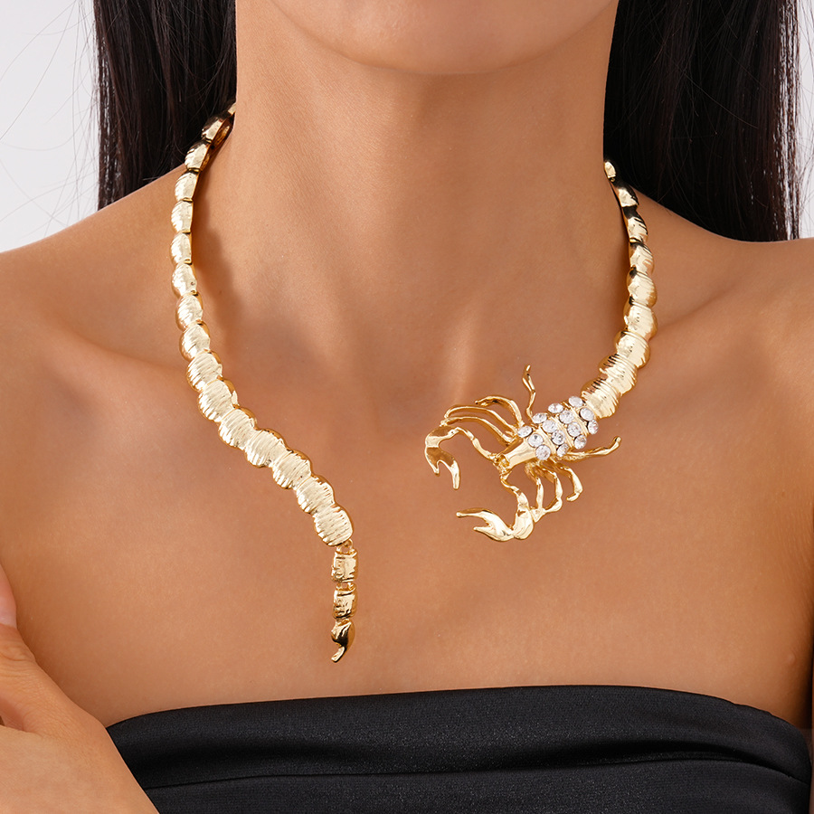 Collar de clavícula de apertura geométrica de escorpión con sentido metálico de diamantes europeos y estadounidenses Personalidad Temperamento de nicho Collar de sentido avanzado Mujer