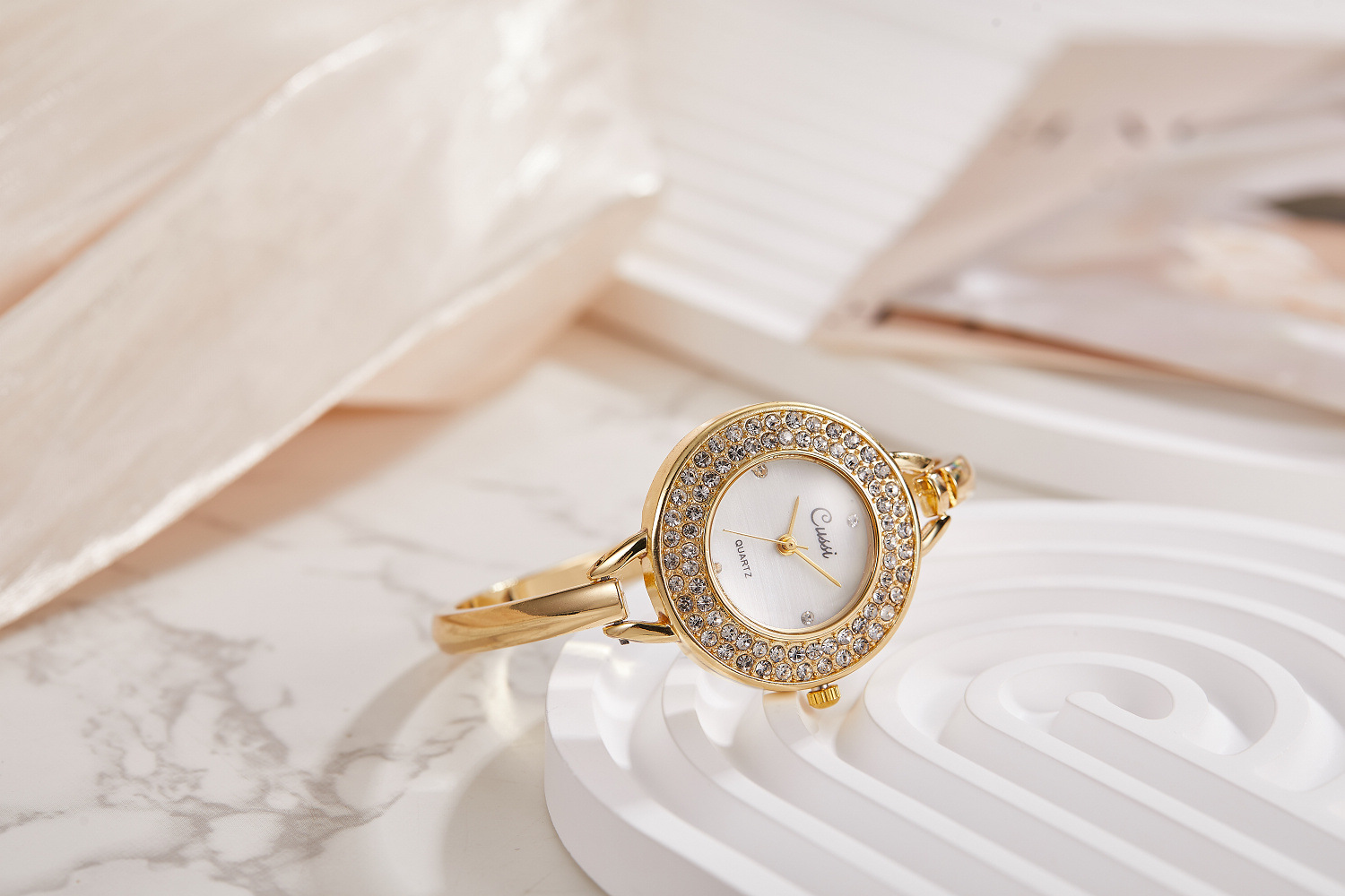 Orologio da donna elegante con bracciale traforato alla moda_voghion.com
