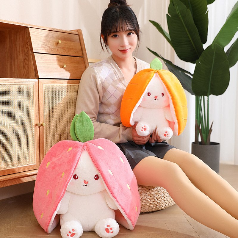 ソフト萌え変身いちごウサギぬいぐるみ卸売り家ソファークッション子供昼寝をしてぬいぐるみをなだめる