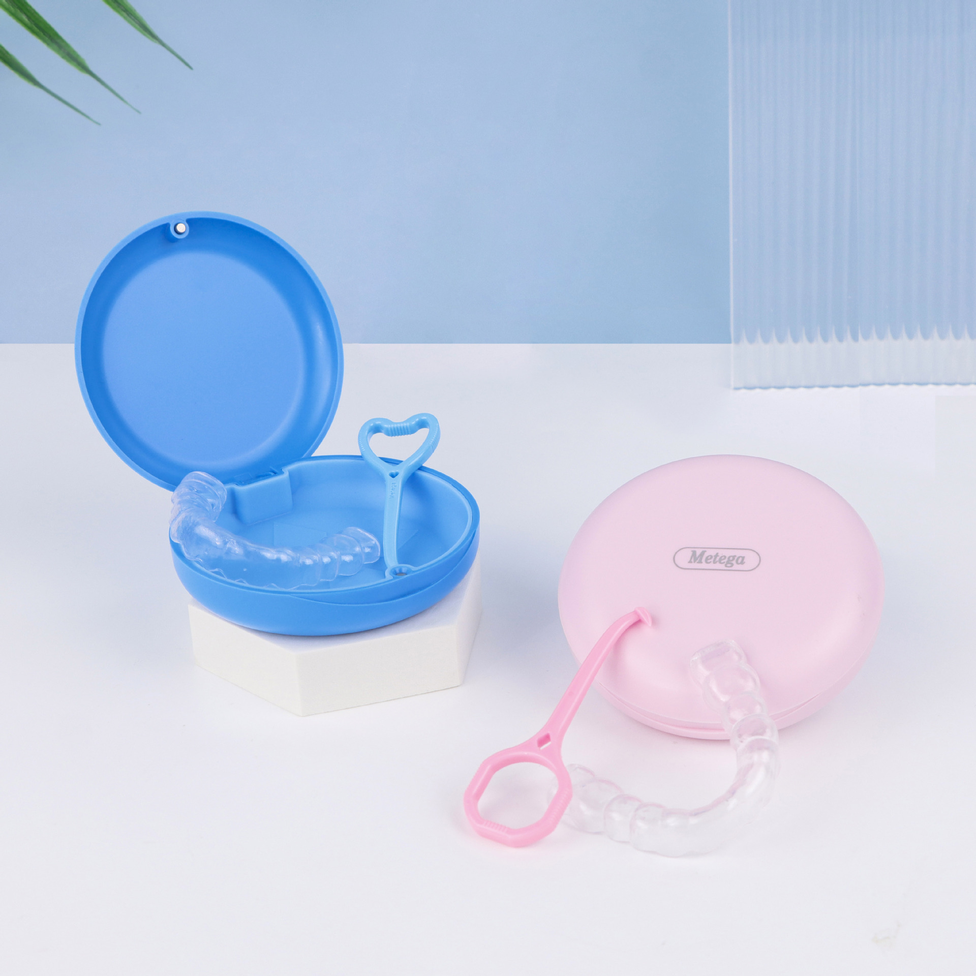 Metega magnetic braces box dustproof portable braces box compact magnetic orthodontic retainer storage box