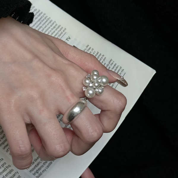 Small design ring with stone pearl with zircon