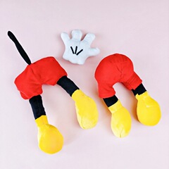漫画の頭のミッキーマウスのぬいぐるみの子供はリュックサックのペンダントを飾ってアクセサリーのdiyの手作りの髪飾りの部品を飾ります。