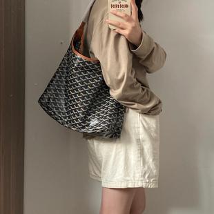 Classic chain with zipper, capacious one-shoulder bag, universal shopping bag
