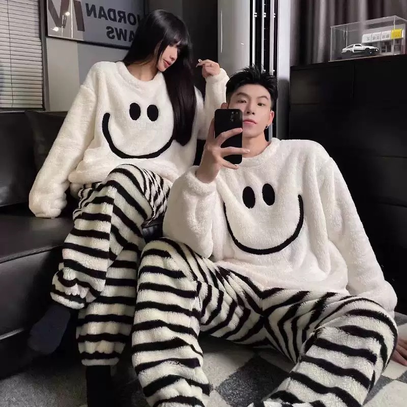 ハート型のサンゴのパジャマの女性の冬の厚いベルベットの保温の甘い愛の高級感の大きいサイズの家庭服のスーツ