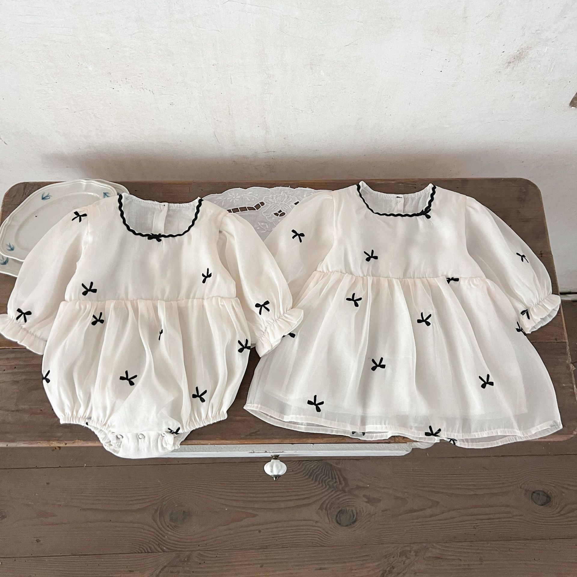 Ins versión coreana del nuevo vestido de otoño para niñas, vestido de malla de princesa de estilo extranjero, vestido de pedo con lazo recién nacido