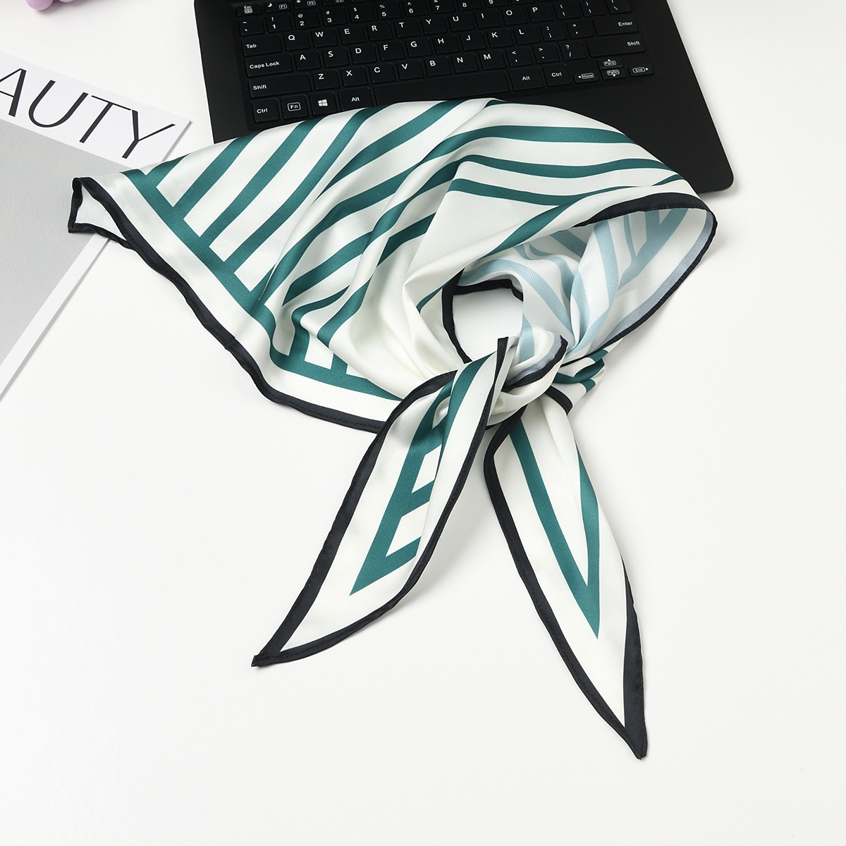 #231 대각선 짙은 녹색