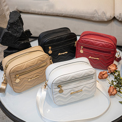 休閒大容單肩量相機包2024新潮款簡約水波紋繡花斜挎包純色女士包