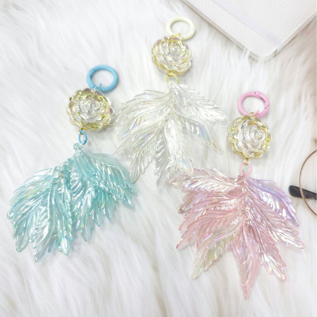 2023 nueva hoja pluma llavero colgante Cadena de teléfono móvil pequeño color fresco color sólido accesorios auricular caso bolsa colgante