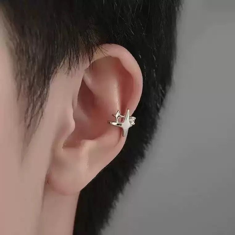 Um ear cuff em forma de estrela