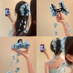 花の間の滝の青いアジサイのフリンジは雰囲気感を感じます。