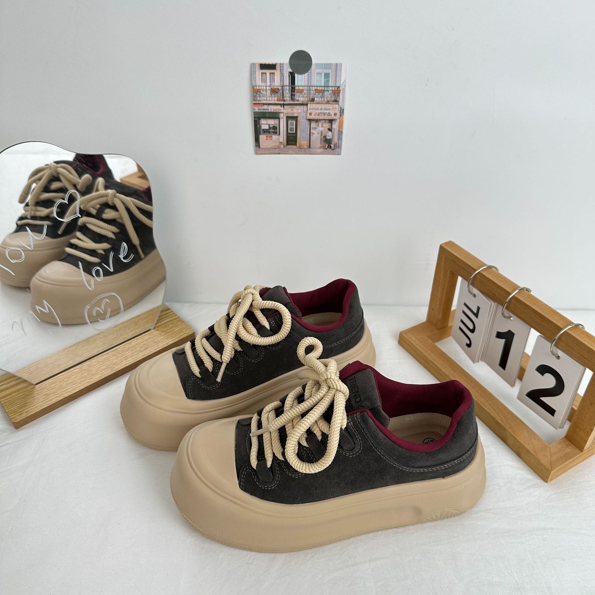 Los zapatos de skate retro americanos de cabeza grande para mujeres 2024 otoño nuevo cordón de cabeza redonda de moda zapatos de skate antideslizantes de suela gruesa A9870