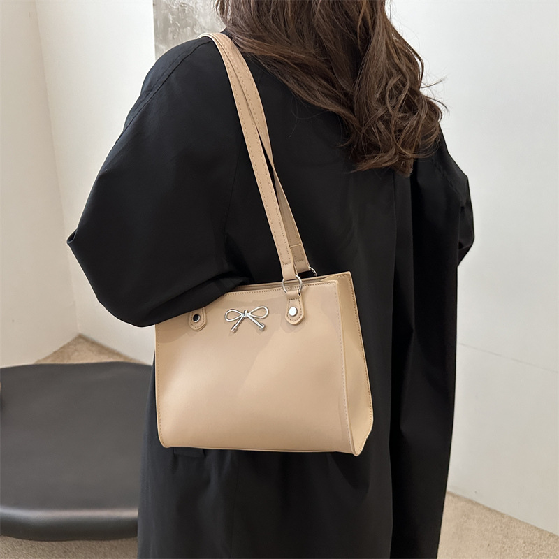 Bolso de mano de gran capacidad de arco 2024 este año popular retro viaje de hombro bolso de brazo bolso coreano para mujeres