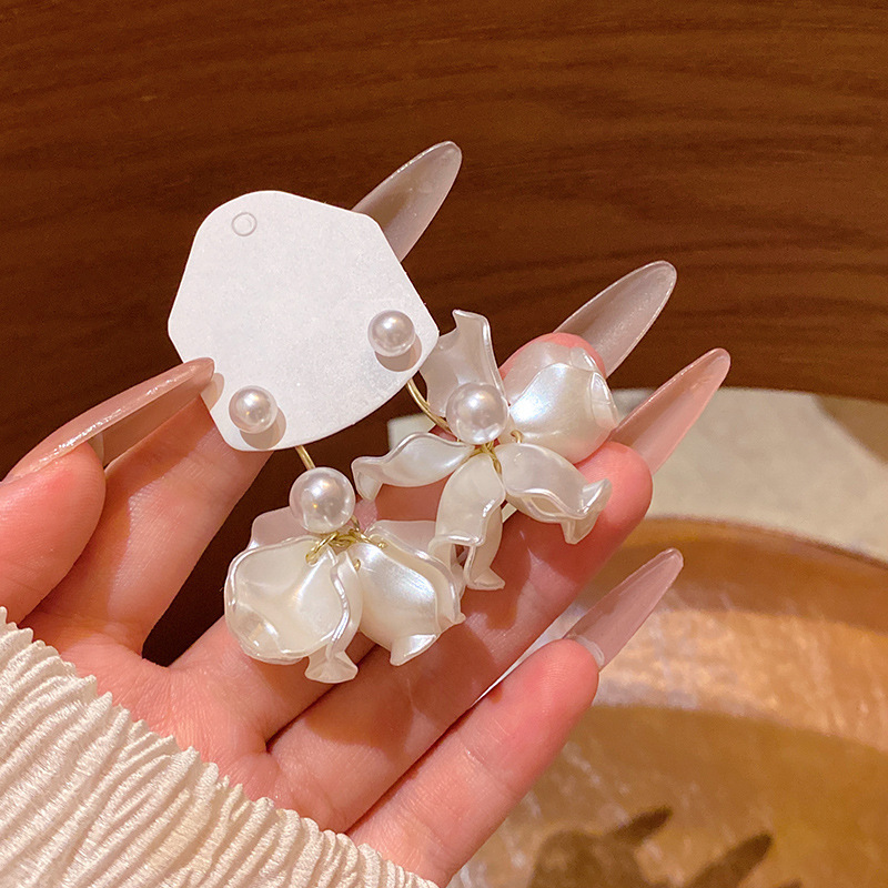 女性用フレンチレトロな白い花びらパールイヤリング、軽い豪華さ、ハイエンド、エレガントで多用途なイヤリング、イヤリング卸売|undefined