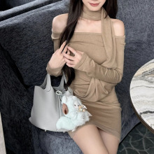 清冷美人卡其色羊毛收腰针织包臀裙长袖垂感连衣裙女 2025秋季新