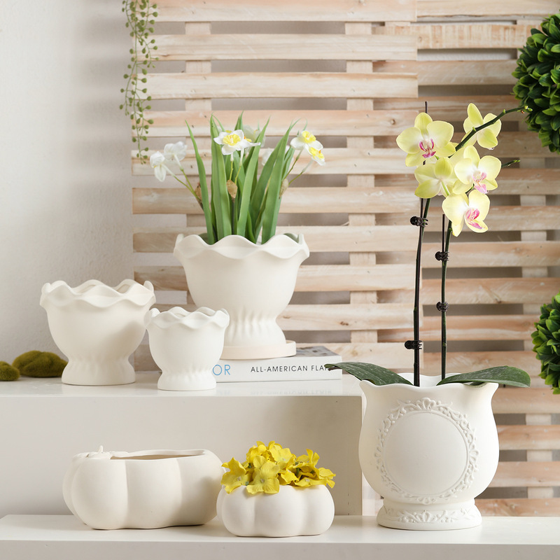 Embossed Trophy Flower Edge Plain-Fired Ceramic Flower Pot White Clay Breathable Self-Absorbing Stoneware with Tray Green Plants and Succulents