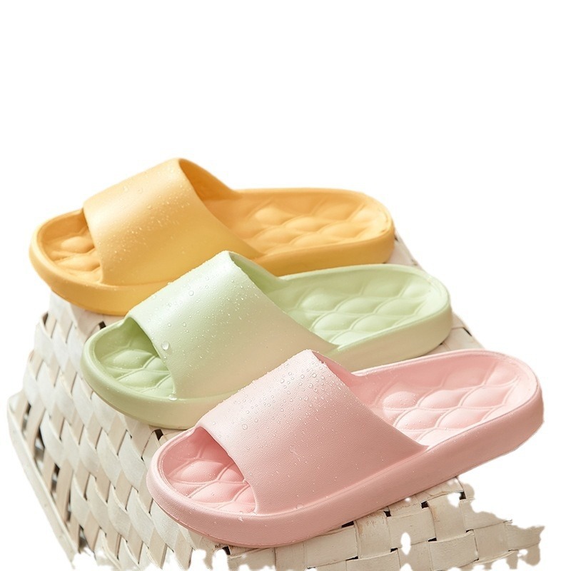 厚い底の室内は糞感のスリッパを踏んでいます。|undefined