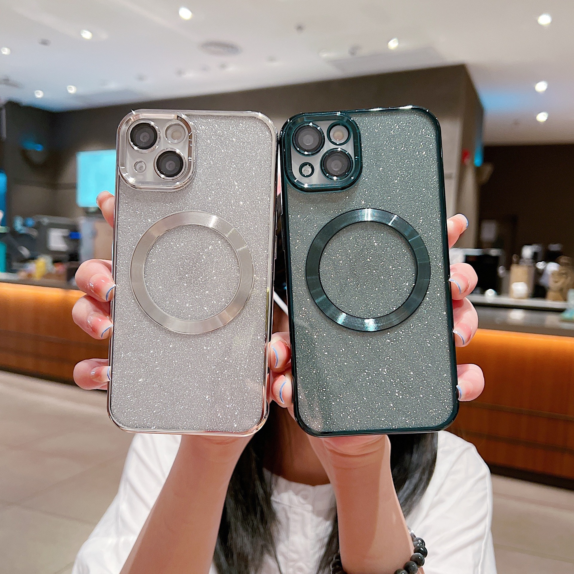 TechGlobe TechGlobe Custodia morbida glitterata con ricarica wireless magnetica per iPhone 17 Pro Max 16_voghion.com