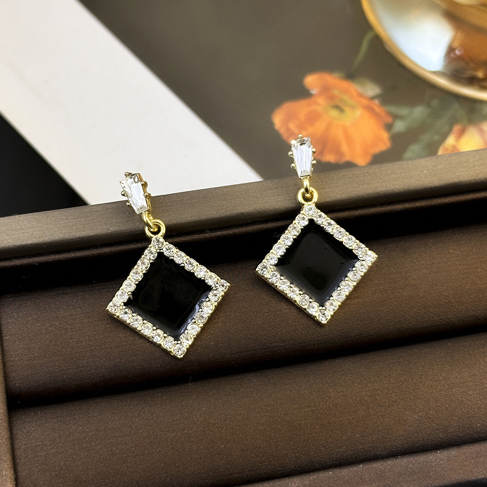 Pendientes de diamantes cuadrados redondos negros coreanos Pendientes de circón de alta gama de moda Pendientes geométricos de personalidad mujer