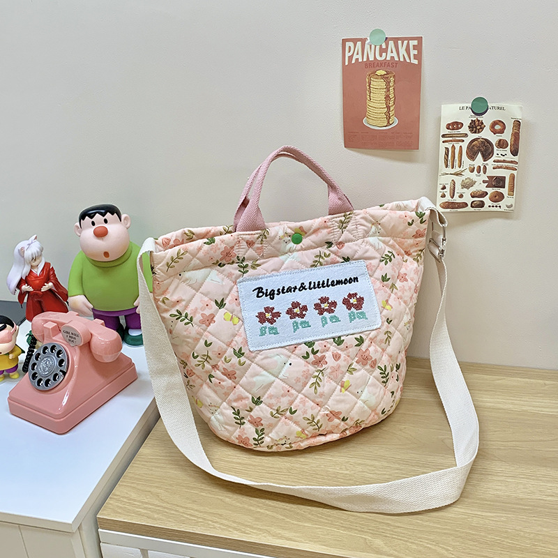 Otoño y invierno nuevo tipo de bolso de hombro para niños y niñas, pequeño bolso de algodón fresco, nuevo tipo de bolso de gran capacidad para niños.