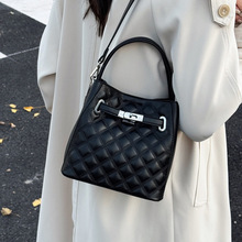 ��������ˮͰ���r��Ů���ٴ���ĸ�K���μ������ͨ��б�������