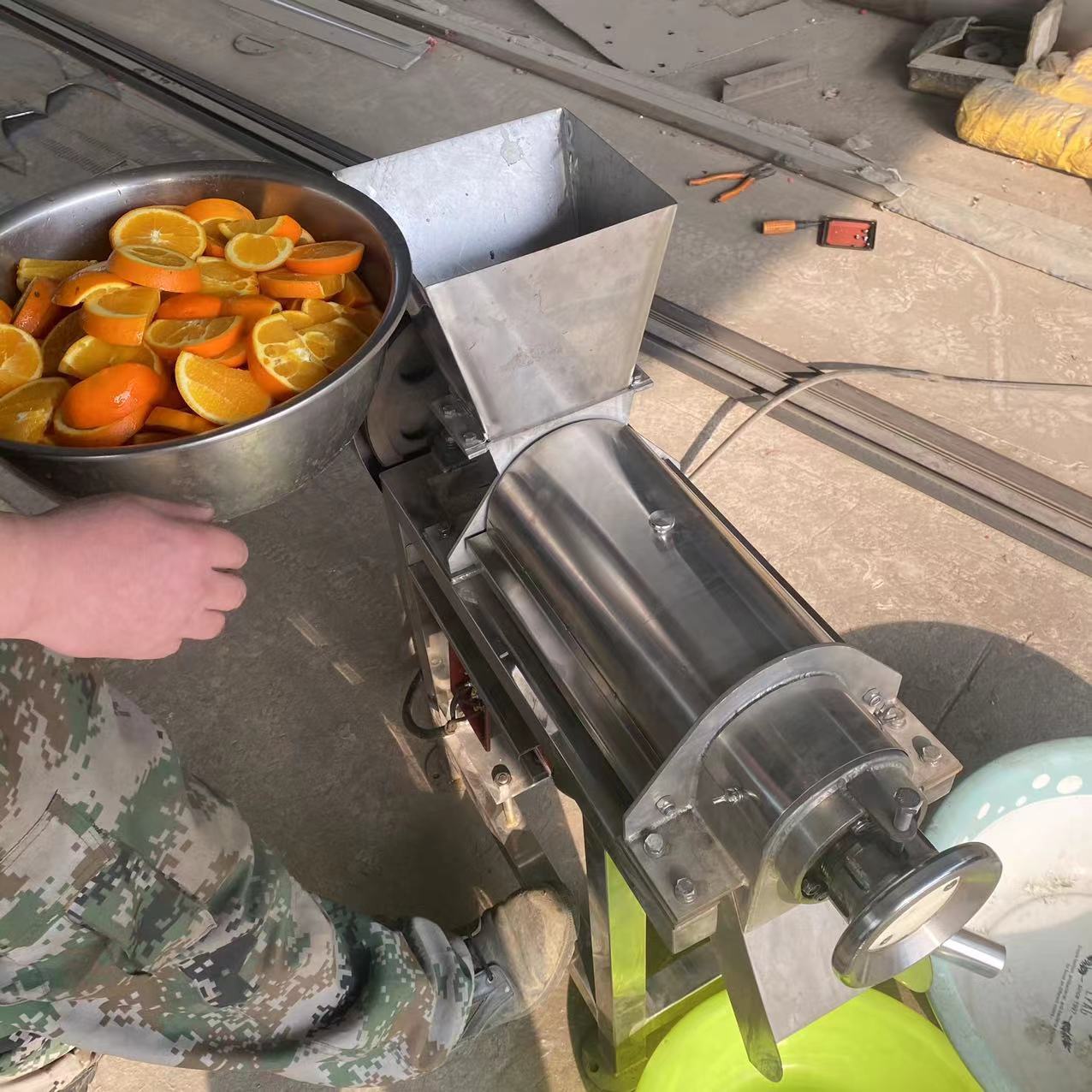不锈钢材质挤压柑橘榨汁机 破碎式压榨出汁机 鲜榨苹果榨汁机