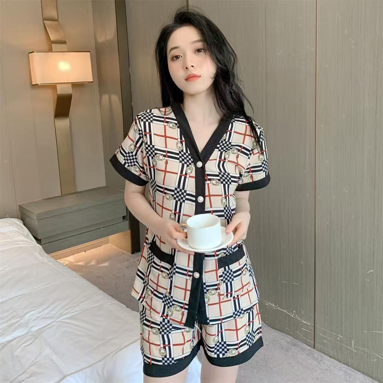 Pijamas de verano de mangas cortas delgadas de hielo de dos piezas 2025, nueva red de gran tamaño ropa de verano para mujeres