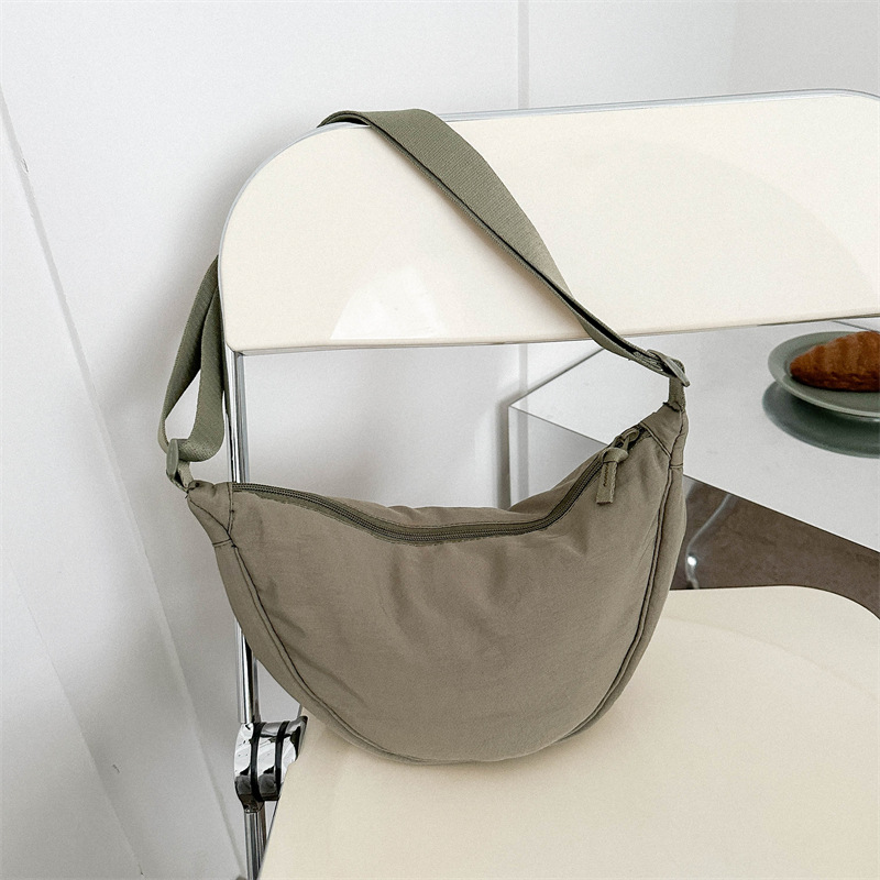 Nueva bola de masa femenina 2023 otoño marea bolsa de hombro simple moda nylon tela deportes mensajero bolsa