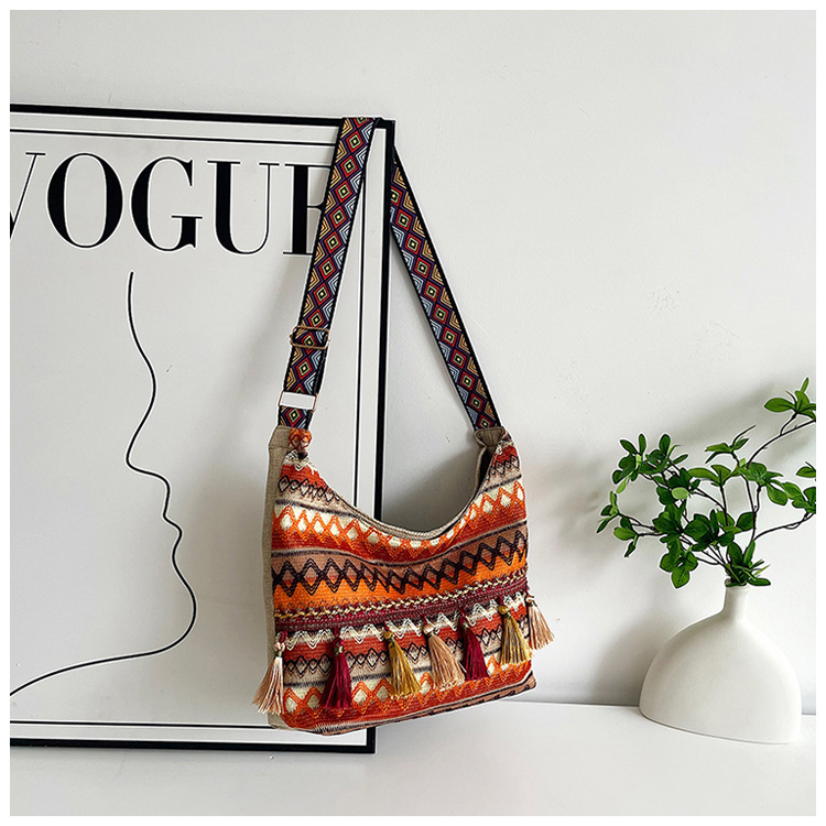 Large-capacity tote bag 2025 Summer new style trendy, simple and casual women's single-shoulder bag, artistic Chinese-style tassel bag undefined