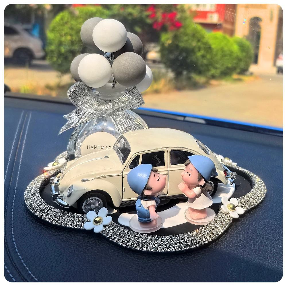 Adorno de automóviles encantador perfumes clásicos de automóviles con diamantes, consola central, decoración interior de pequeños globos frescos
