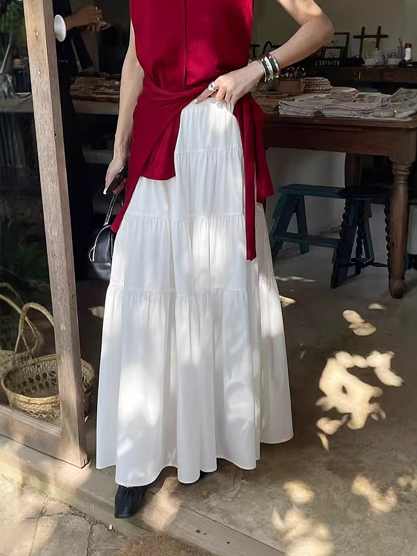 Design long white pleated skirt