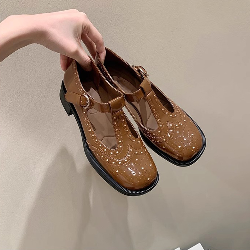 2024 otoño e invierno nuevo estilo uva mamá Brock tallado en forma de T con estilo británico Mary Jane zapatos de cuero para mujer