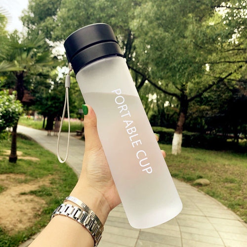 High-quality, durable, and temperature-resistant space cup with a simple and portable plastic design, suitable for both men and women, students, and sports. Large capacity.