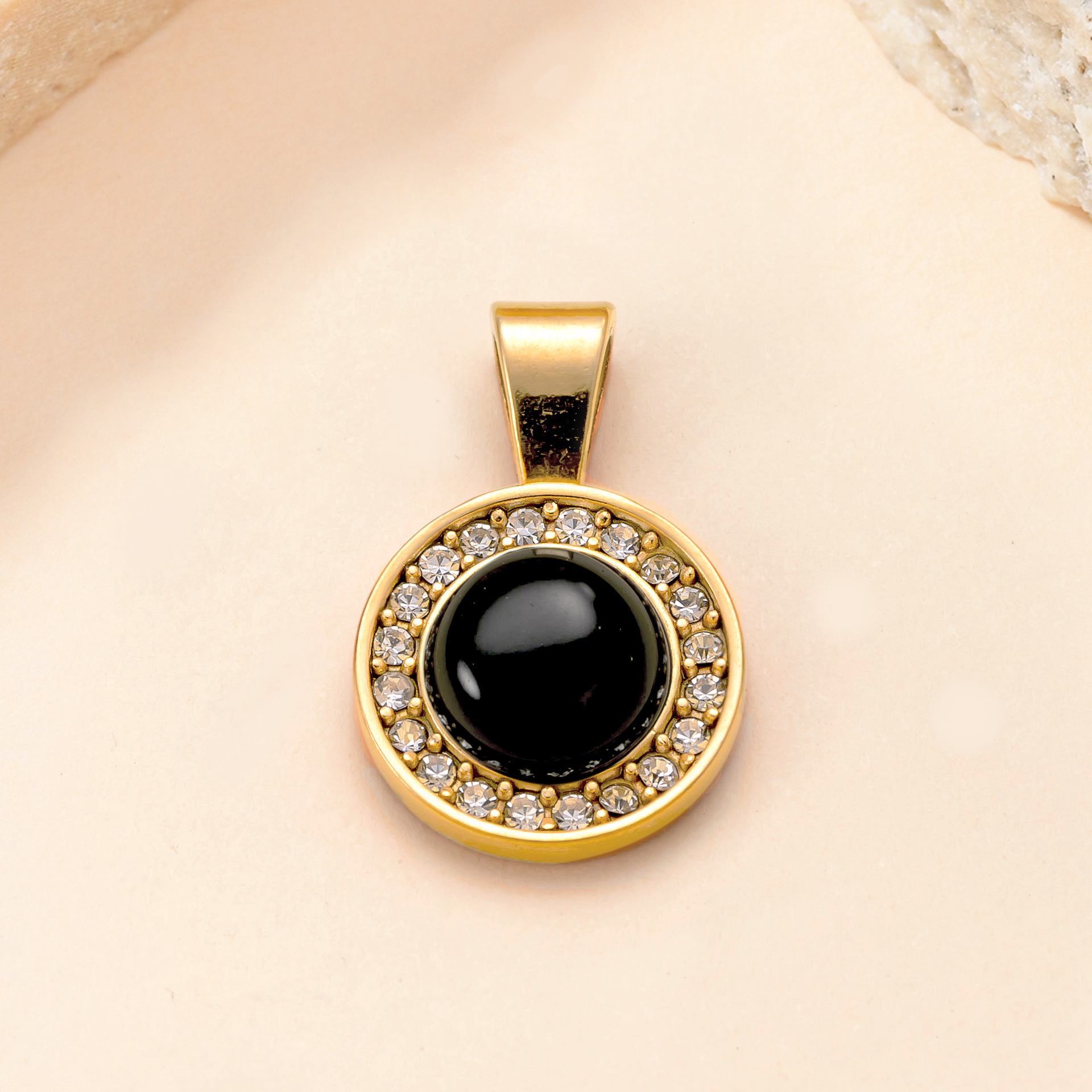 Colgante único venta directa de fábrica joyería de acero inoxidable fundición redondo con incrustaciones accesorios de piedra natural retro joyería de bricolaje de lujo ligero