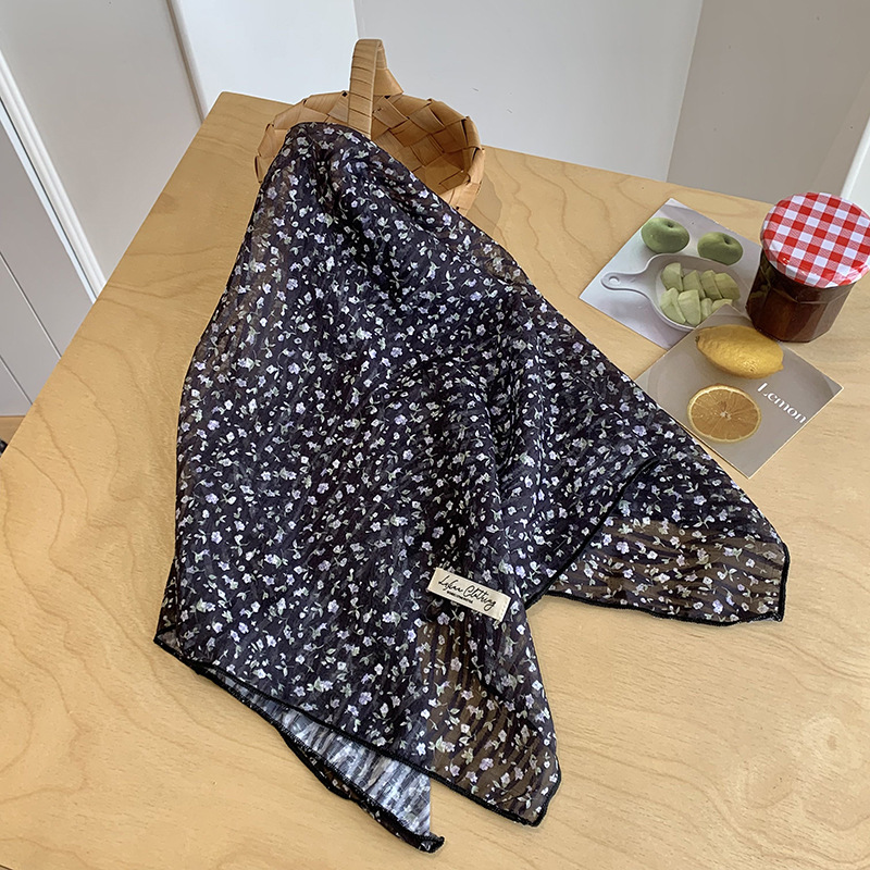 Flores de fondo negro y morado