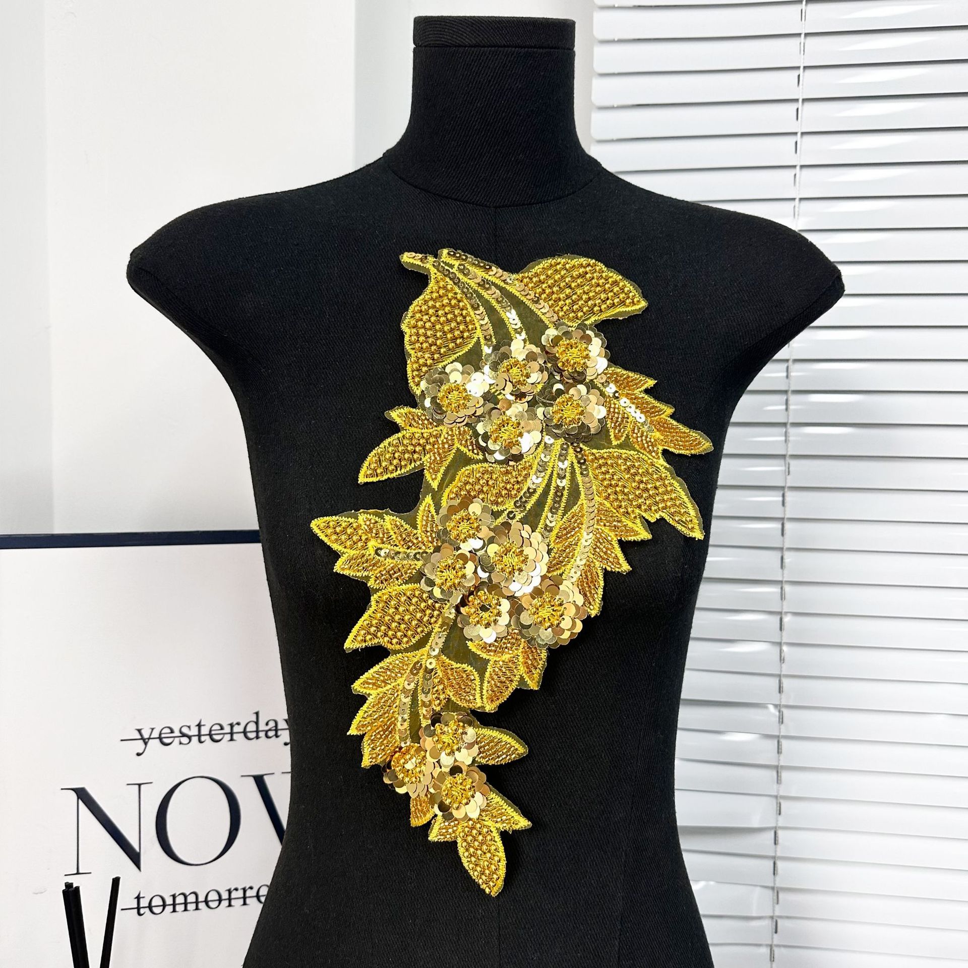 Ventas transfronterizas calientes de bordado de malla sequinilla de tela de color plateado pegado vestido vestido vestido de rendimiento ropa accesorios DIY
