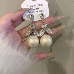 銀針には真珠のフリンジイヤリングが入っています。レトロで優雅な宮廷風のイヤリングは高級感があります。