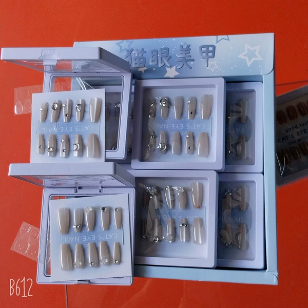 Long fake nails, cat's eye