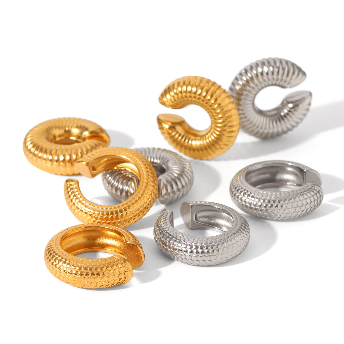 Crudo europeo y americano en forma de C textura de escala clip de oreja de acero inoxidable clip de oreja hueco rayado Pendientes de acero de titanio simples personalizados