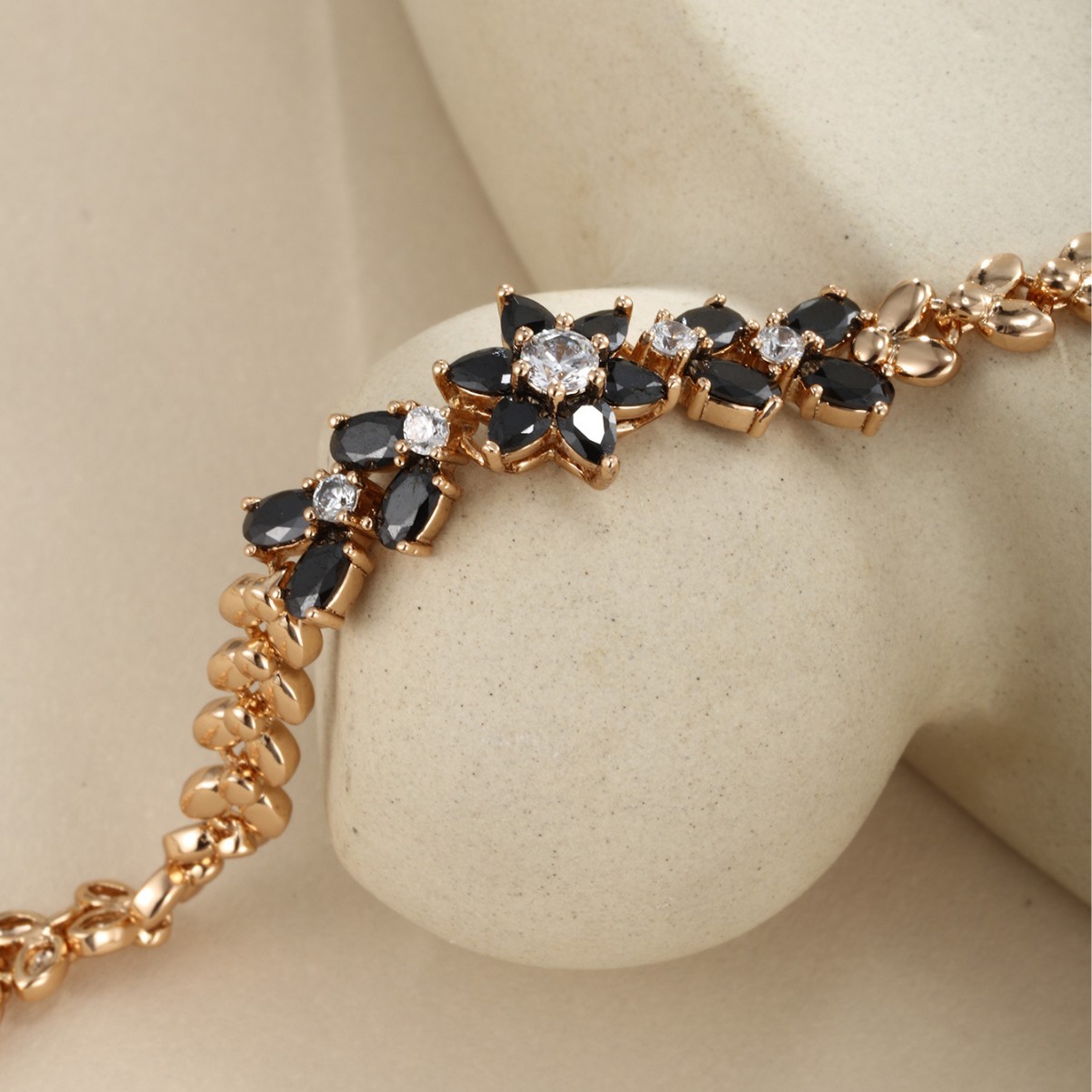 Xuping Cross-border nueva moda aleación de cobre chapado en oro flor pulsera mujer piedra preciosa artificial negra joyería de personalidad europea y americana
