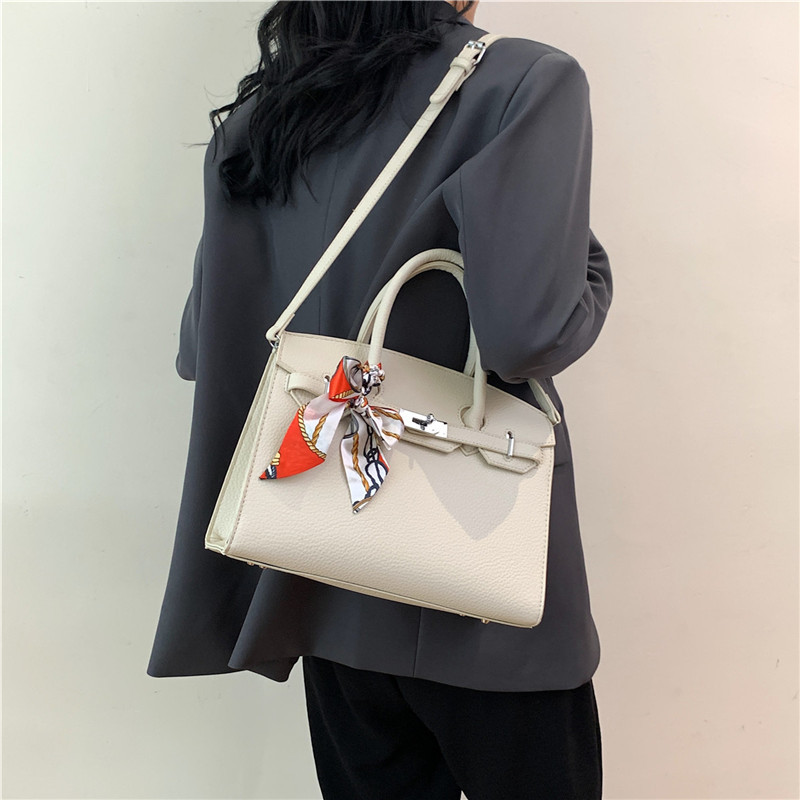 Bolso transfronterizo 2024 nueva tendencia de gran capacidad popular bolso platino patrón de lichi temperamento mensajero bolso femenino