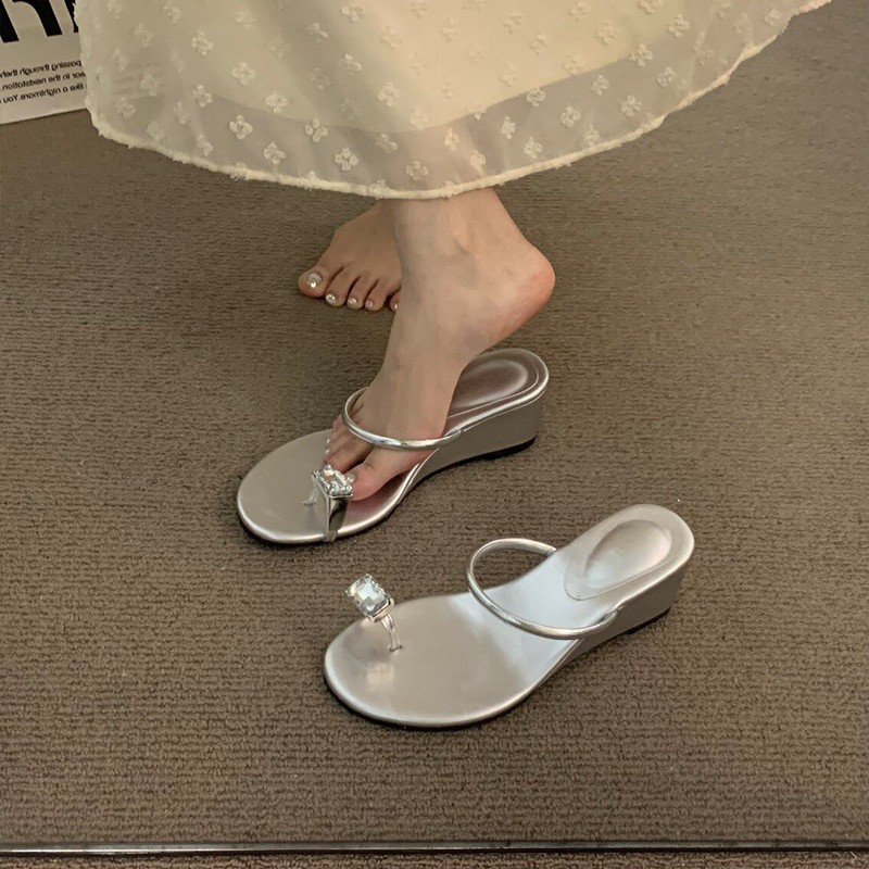 2026 verano nuevo estilo francés de diamante con zapatillas de dedos de las hadas estilo de moda con falda de una pendiente zapatillas frías image 3