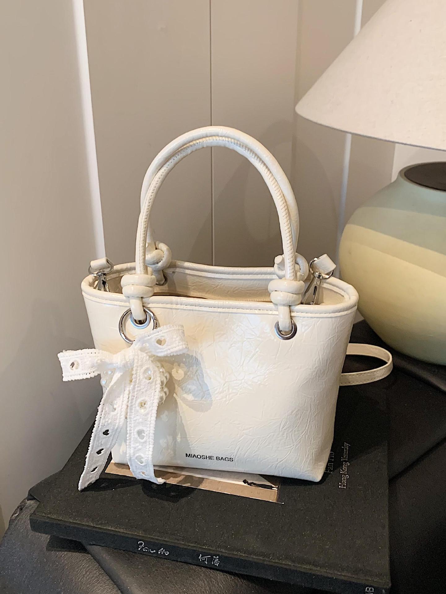 Bolso de mujer PU al por mayor transfronterizo 2025 nuevo bolso de mensajero de un solo hombro casual simple bolso de cubo de agua súper caliente de alta gama de verano