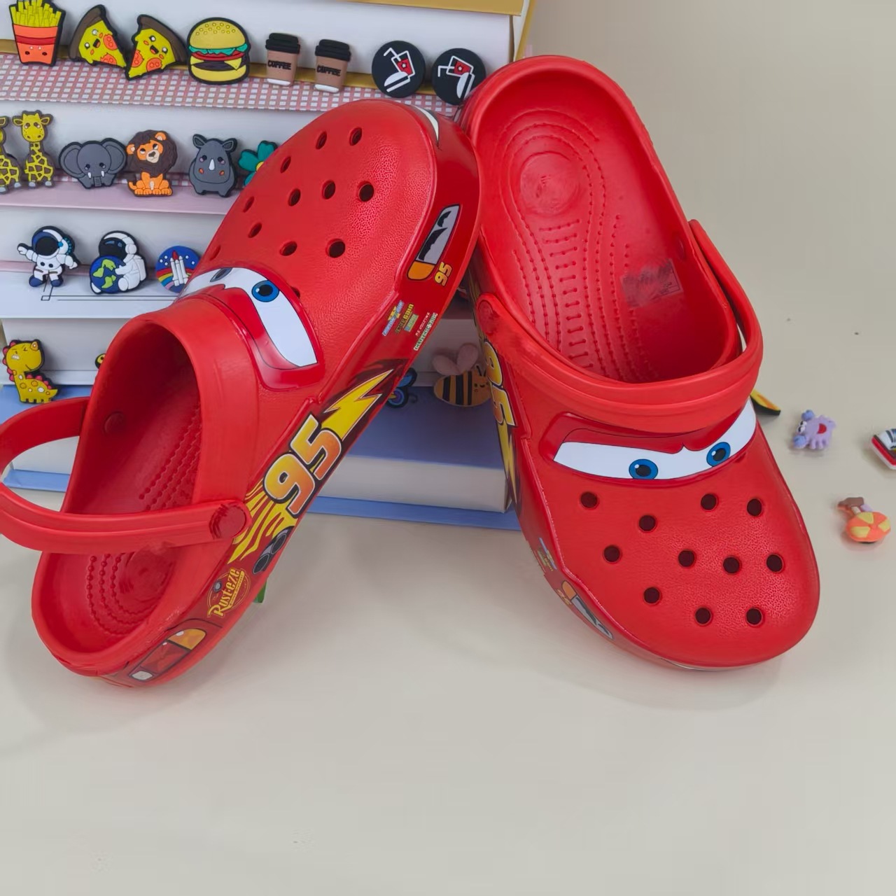 2025 nuevos zapatos agujero serie de dibujos animados monstruos eléctricos niños adultos series agujero zapatillas frescas al por mayor